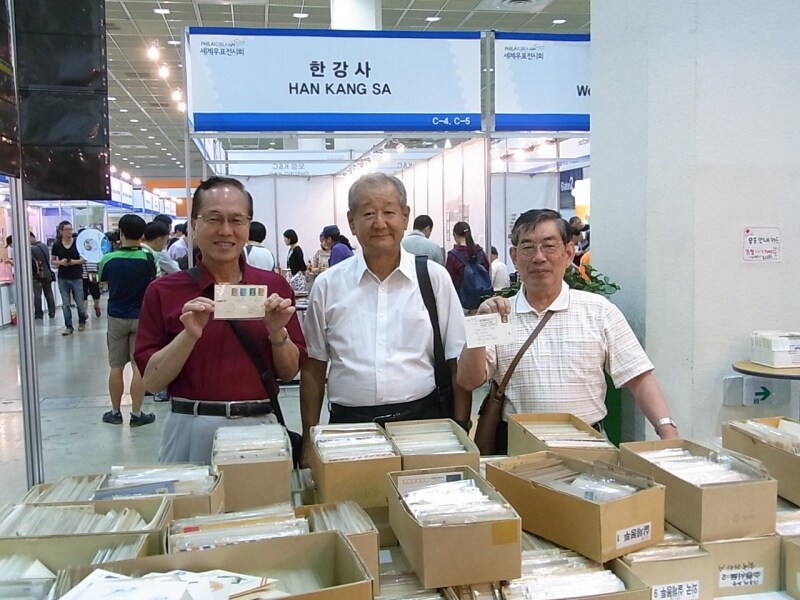 切手探しする日本人収集家