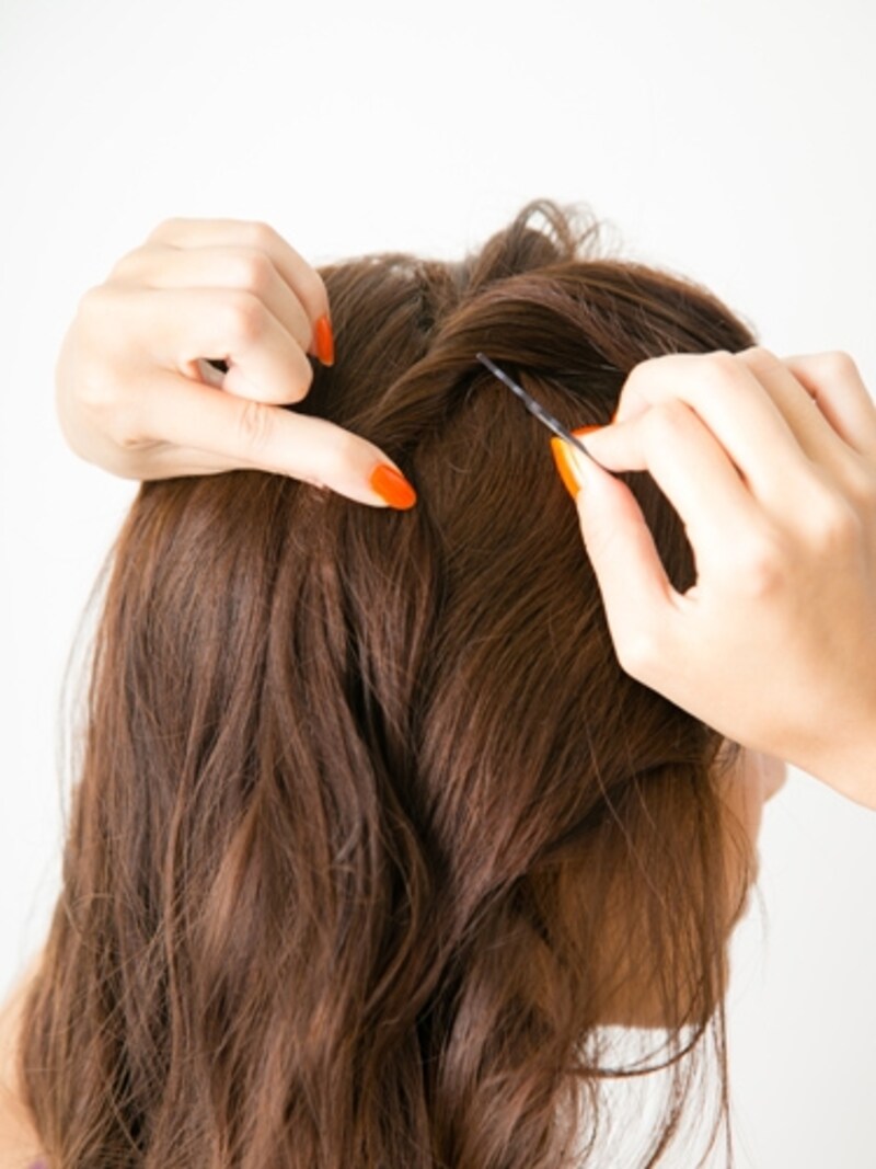 1の髪をねじって留める