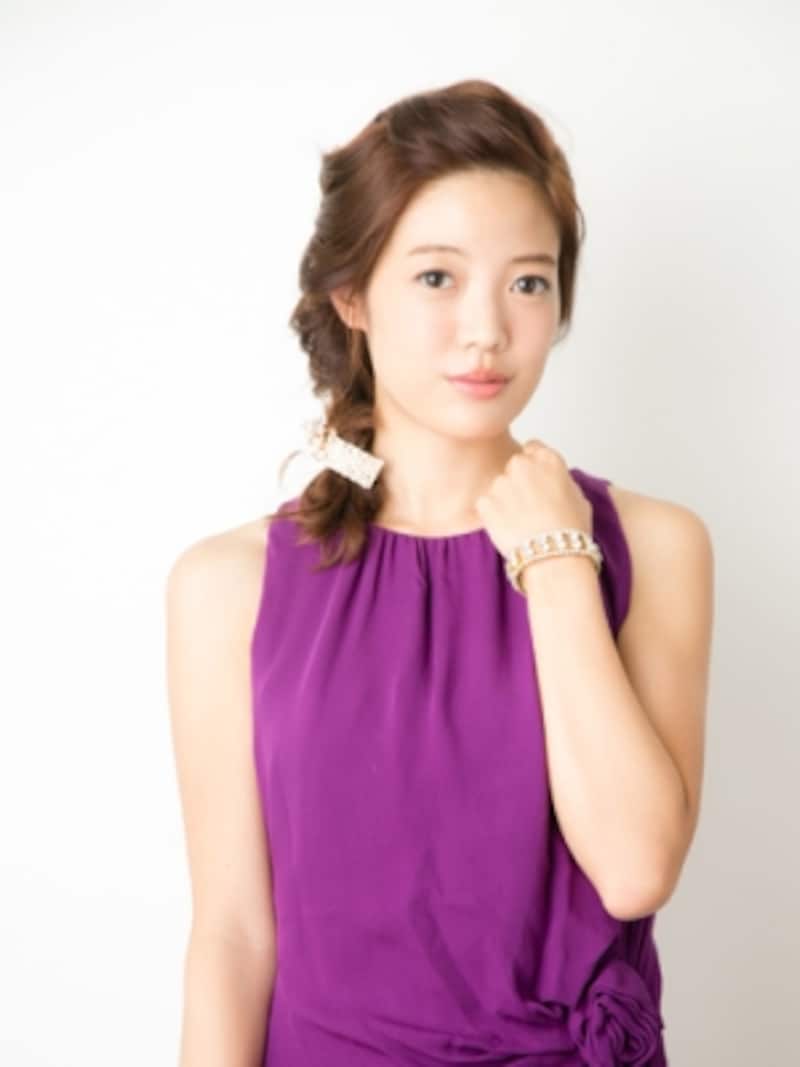 かきあげ前髪 三つ編みがアンニュイなサイドアップ 結婚式 パーティーヘアアレンジ All About かきあげ前髪 三つ編みがアンニュイなサイドアップ 結婚式 パーティーヘアアレンジ All About
