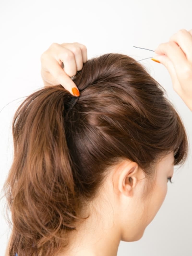 .トップの髪をポンパドール風に