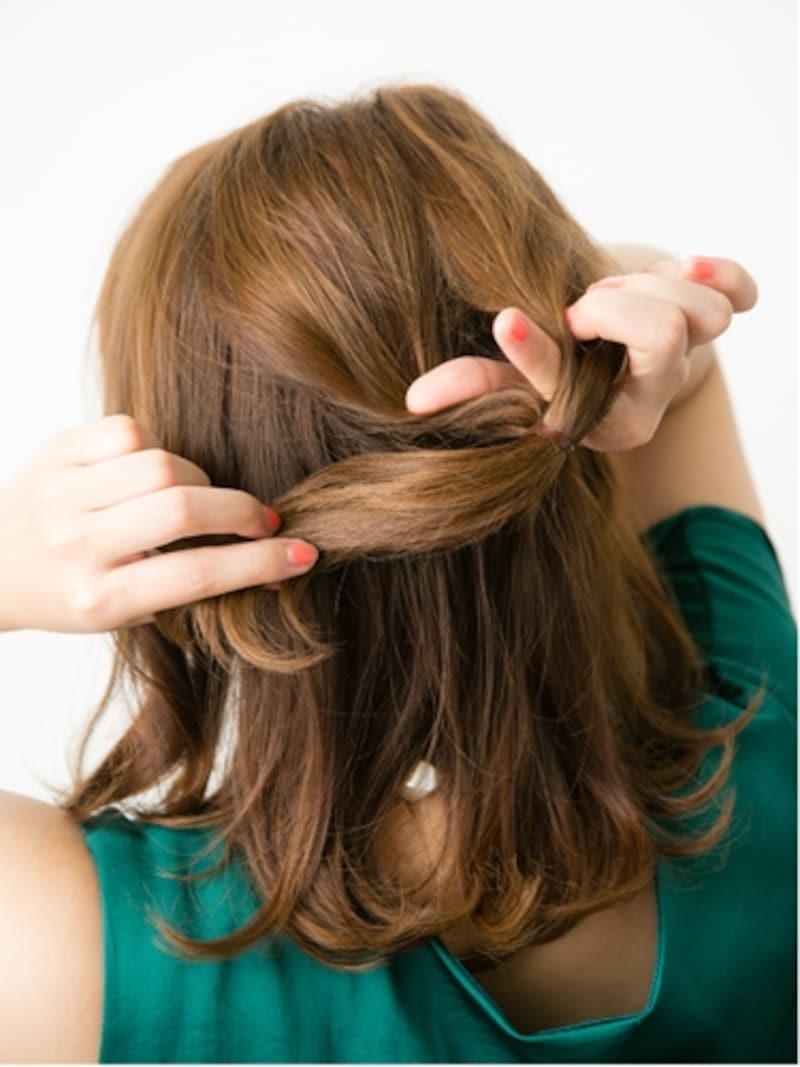 毛束の穴に毛先を通してくるりんぱ