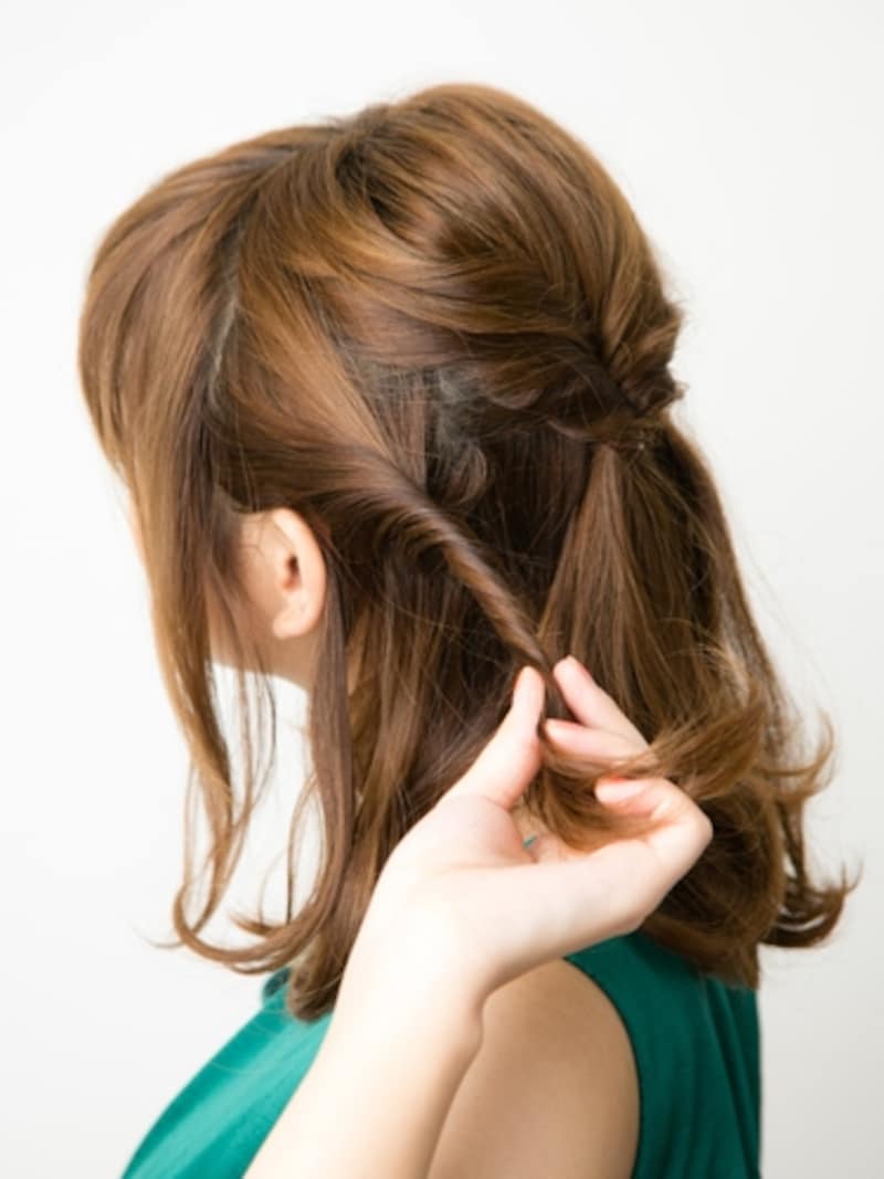 左右の耳下の髪をねじって結ぶ