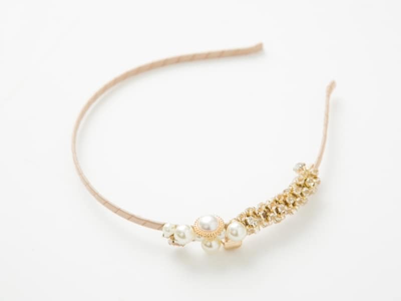 ゴールド調のカチューシャ