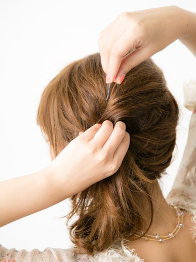トップの髪をねじって3のあたりへ