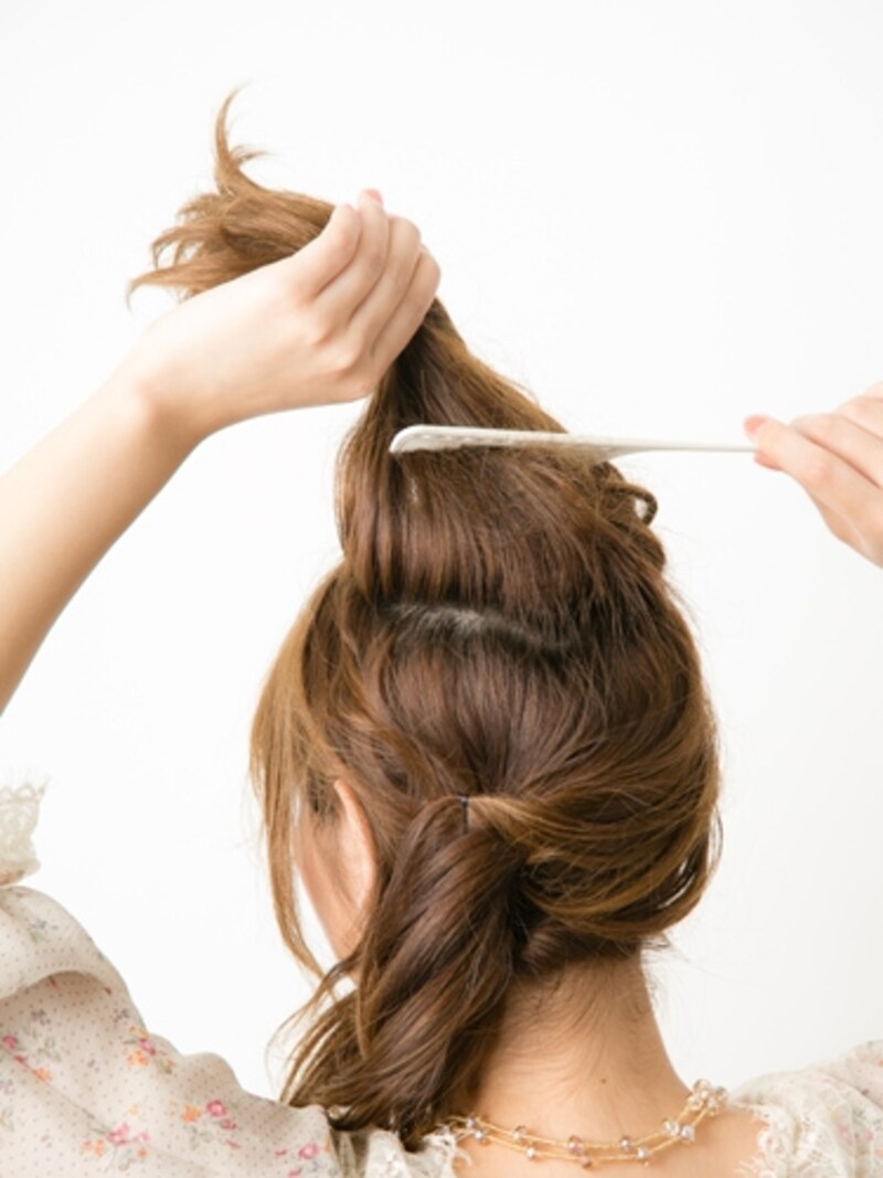 トップの髪に逆毛を立てる