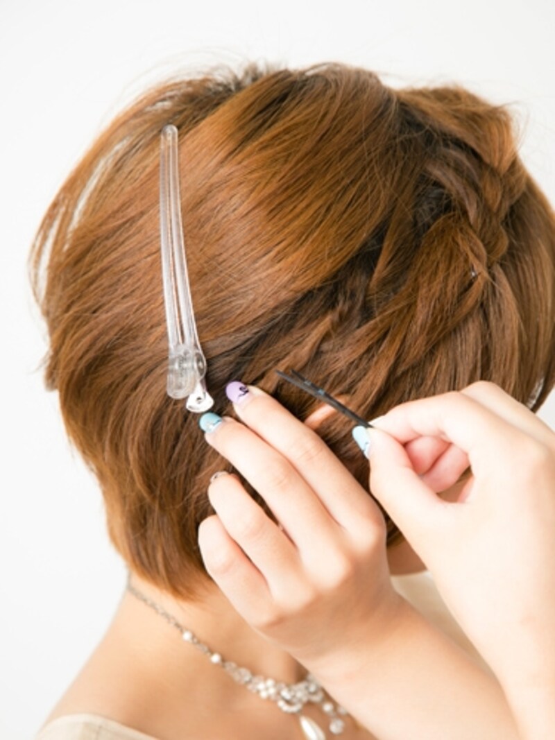 すぐ横に小さめのツイストを作る