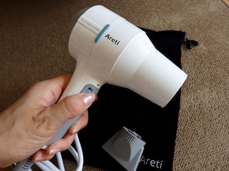 手にしっくり馴染む超小型のヘアドライヤー