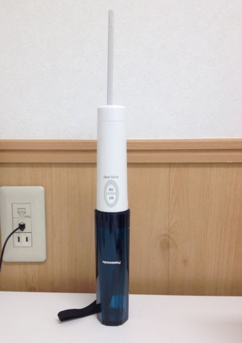 カバーを兼ねるタンクに本体をセットし、ノズル部分を引き出したところ。ぐんと伸びるのでちゃんと届いて使いやすいのです