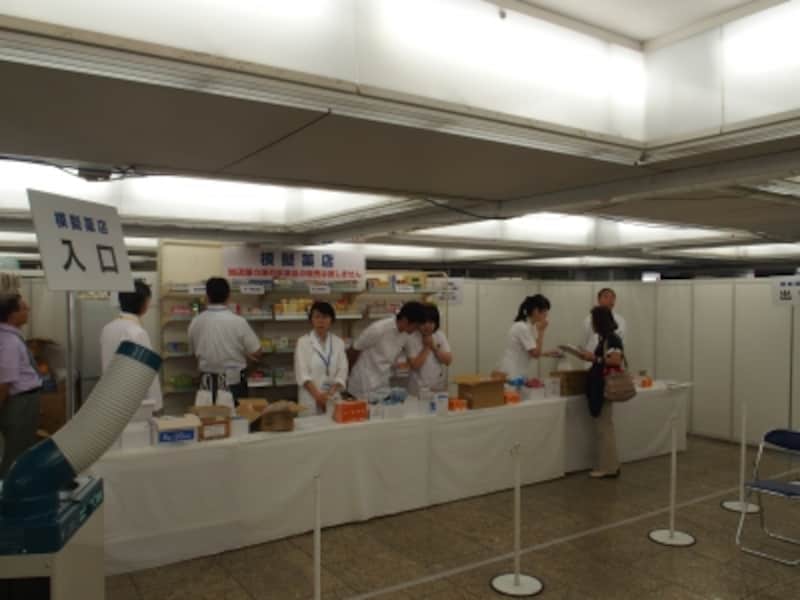 「模擬薬店」では各ブースでもらえる試供品引換券を、薬剤師さんにサンプルと交換してもらえる