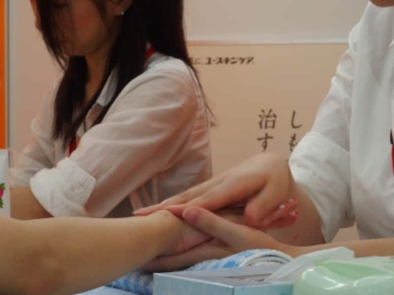 「ハンドマッサージコーナー」もあり、話をしながらとても丁寧に対応してくれる