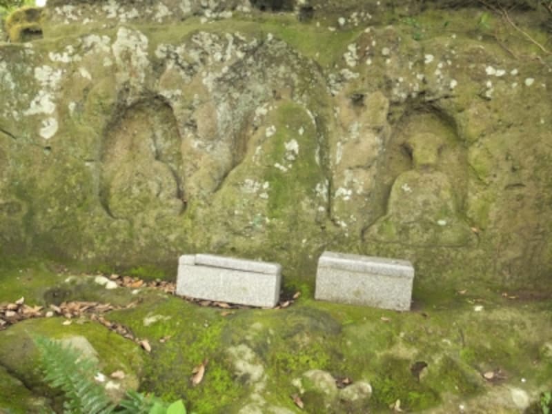 三体の仏像が彫られた「十王岩」