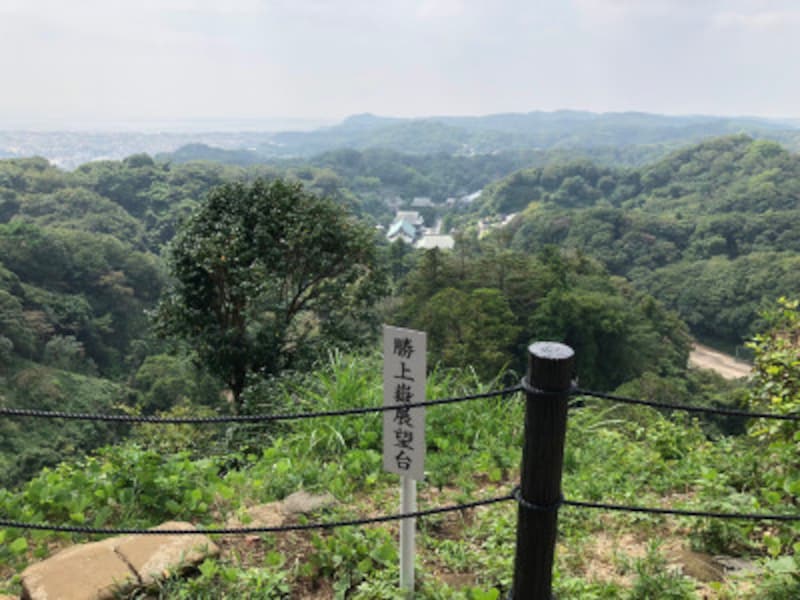 「勝上けん展望台」より。建長寺の境内や鎌倉の市街地を一望する素晴らしい景色が楽しめる