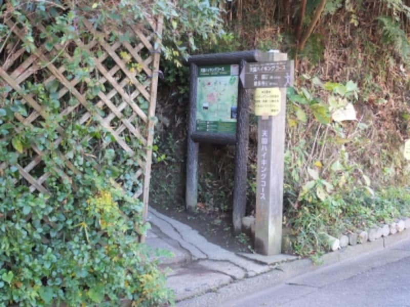 瑞泉寺側の登山口