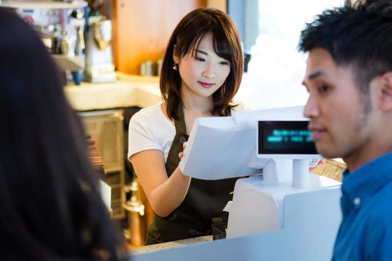 男が奢るのは当たり前ですか？