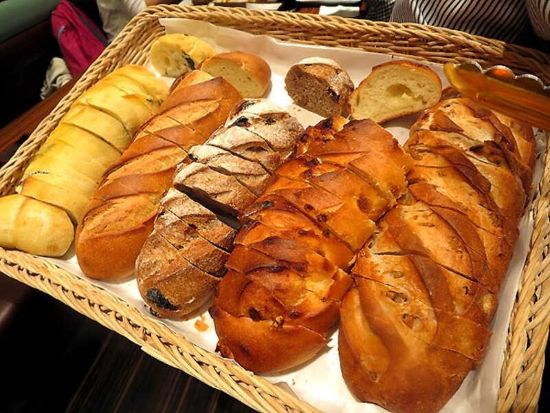 メゾンカイザーカフェ 丸の内店 パンのサーブ