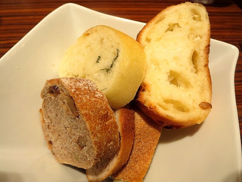 メゾンカイザーカフェ 丸の内店 パン盛り合わせ