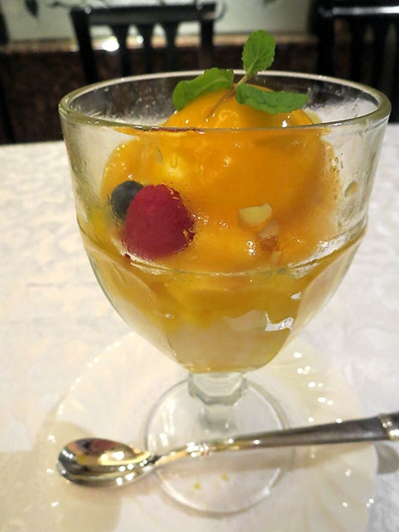 マンゴーとバニラアイスの香港風パフェ