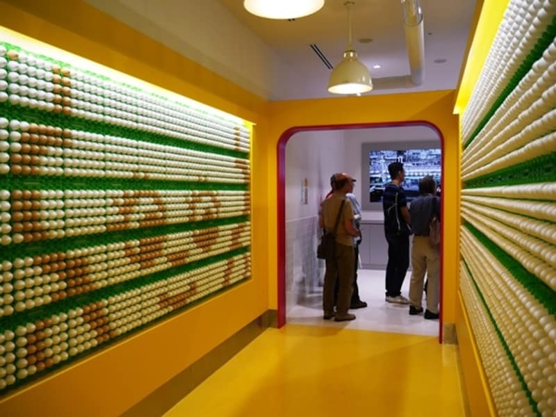 キユーピーが浮き上がって見える壁