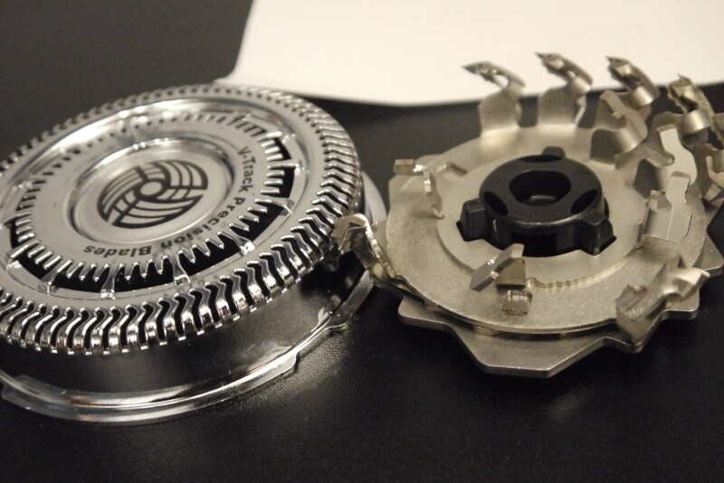 肌に直接密着する外刃の裏側と内刃が擦れることで剃り味がキープされます