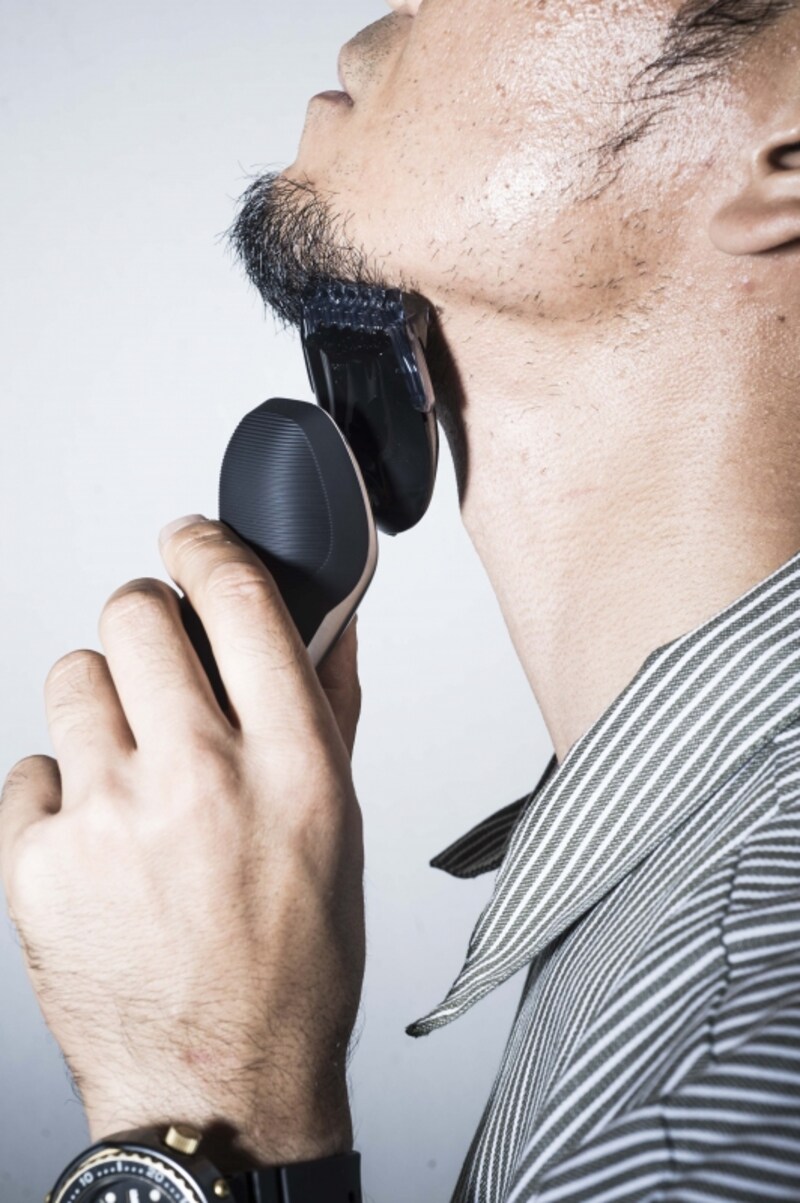 ヒゲスタイラーにより、ミリ単位でヒゲをきれいにデザインできます