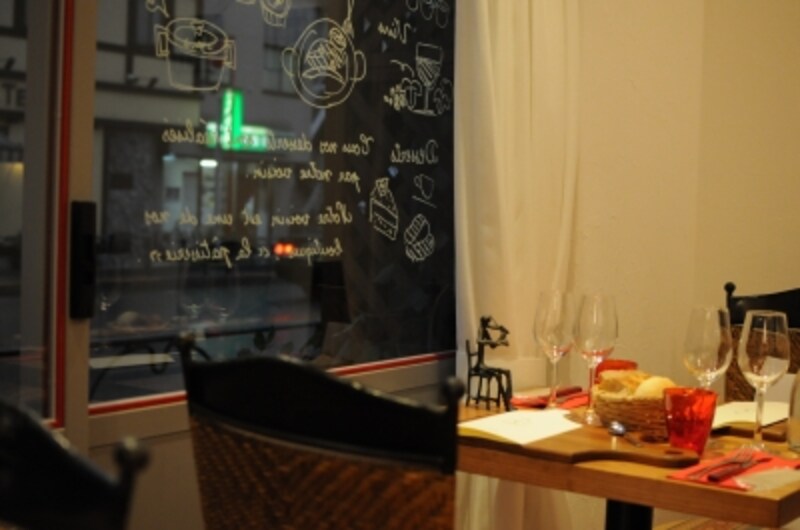 テラス席からは通りがみえる