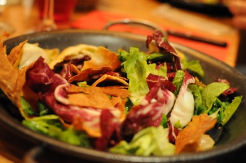 たっぷりの野菜にクリスピーな食感がうれしい