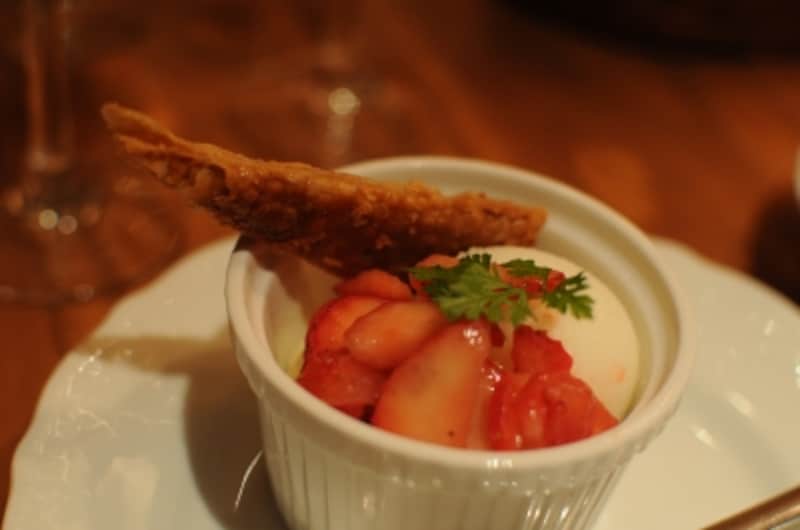 季節のシャーベットとバニラアイス ラ・テール洋菓子店のパイ添えグランマルニエがけ