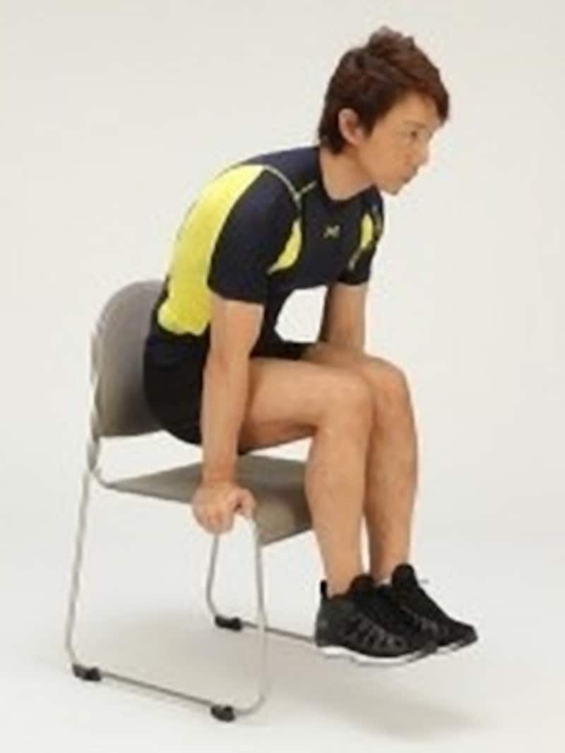 椅子を使って行う体幹強化トレーニング 1-2