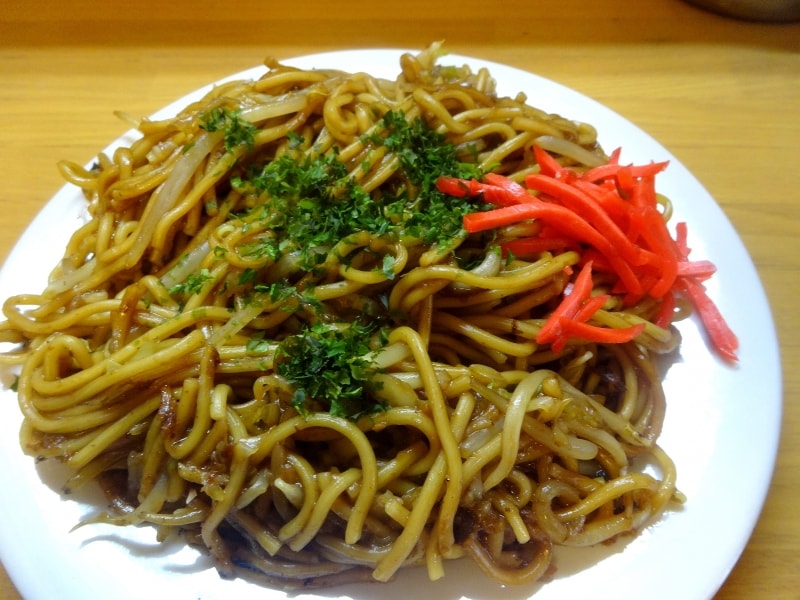 味は少々薄め。卓上のソースをかけていただく