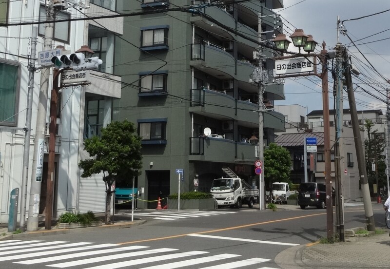 さほど商店はなく、ビルが建ち並んでいる