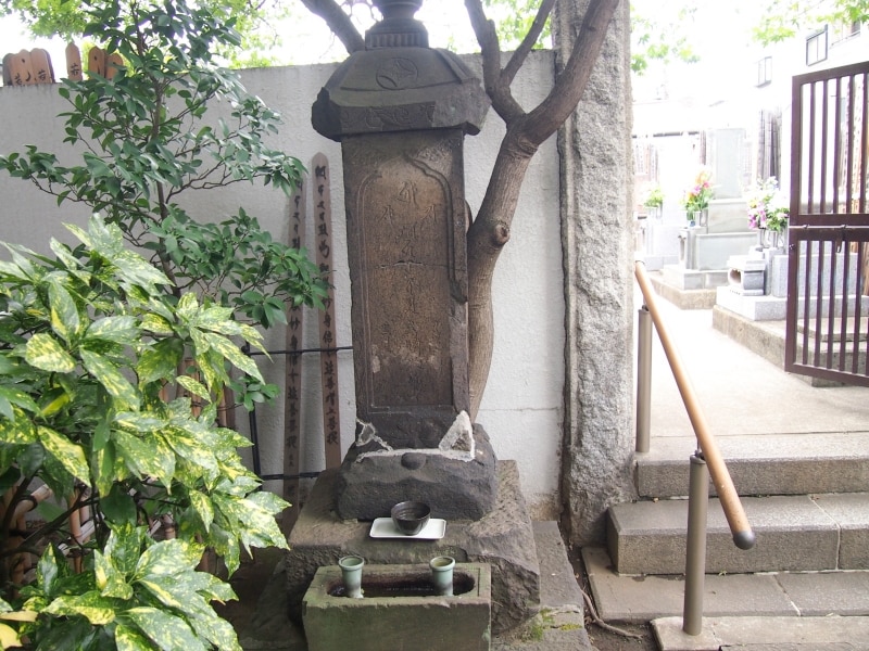 花魁二代目高尾の墓