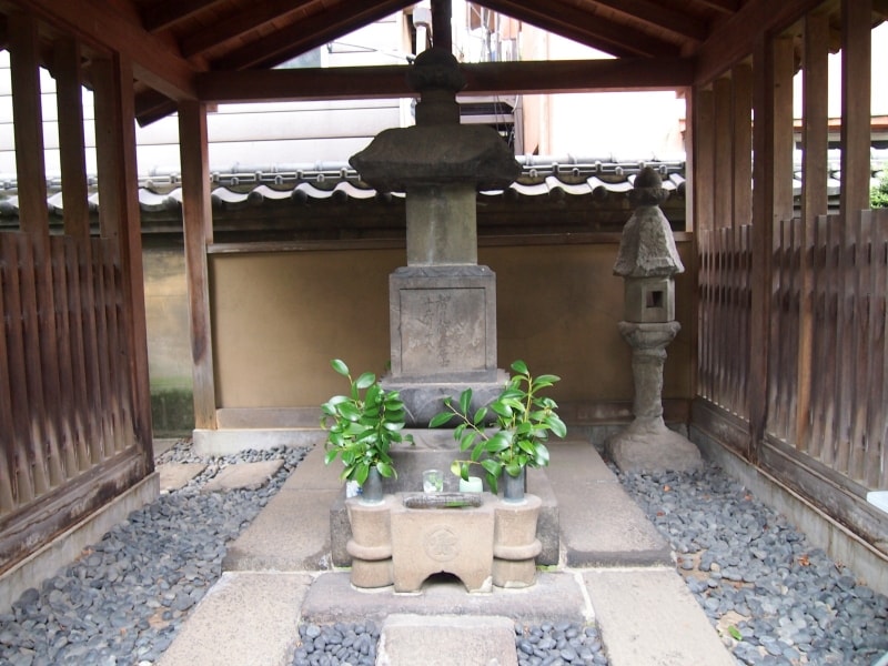 ノートが置かれていて、訪れた人が署名できるようになっている