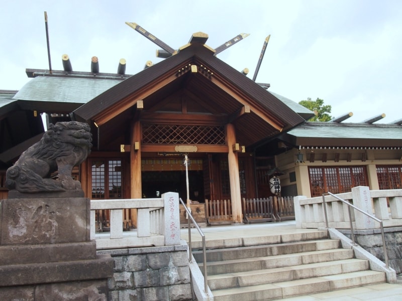 源頼朝が奥州攻めの際に、勝利の祈願をし、社殿が造営されたと伝えられている