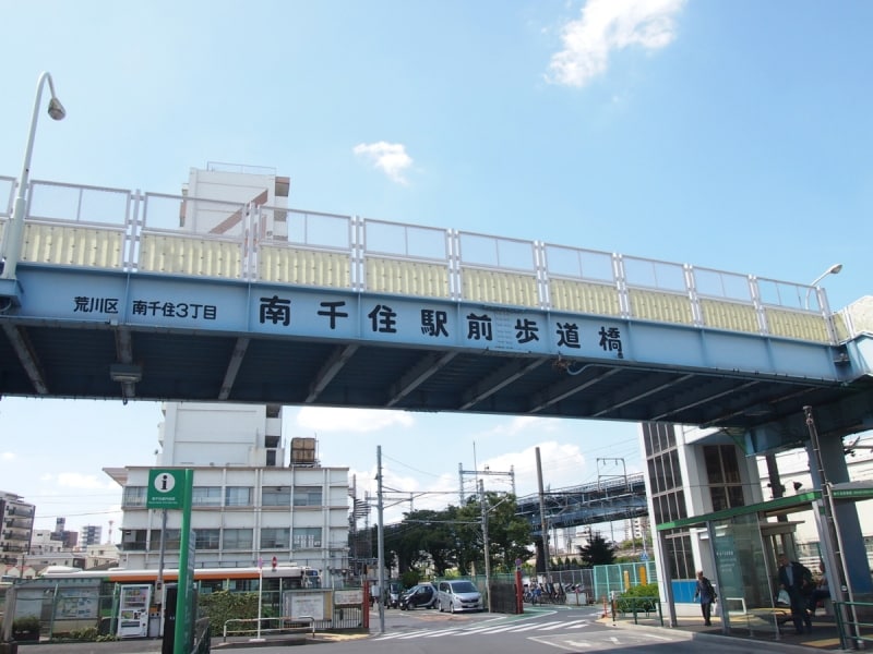 泪橋交差点へ向かう歩道橋