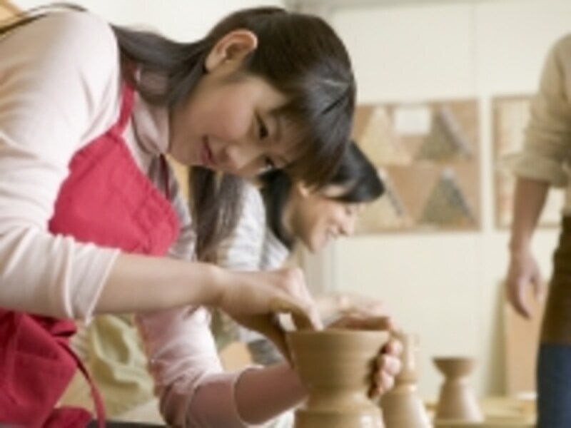 陶芸する女性