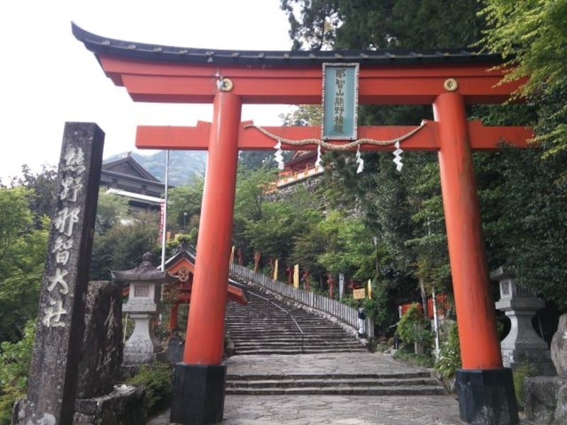 熊野那智大社（1）／朱塗りの鳥居とカーブする石段