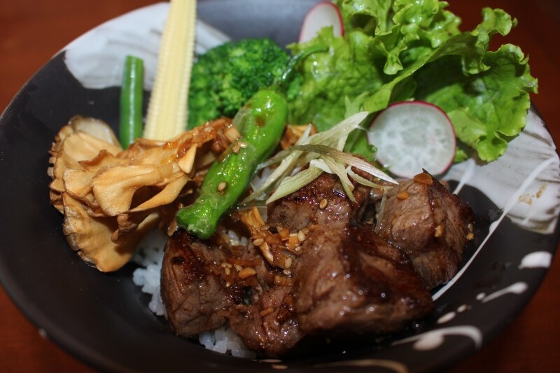 笠間牛の角切りもも肉ステーキどんぶり