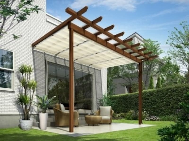 undefinedさまざまな外観デザインにマッチする、木組みの趣を持つデザインが特徴。[木調テラス屋根undefinedサザンテラス]undefined YKK AP http://www.ykkap.co.jp/