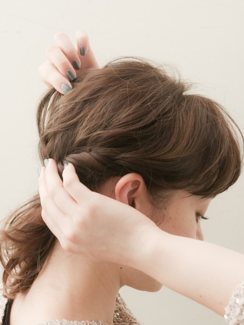 後頭部を少しづつつまむ