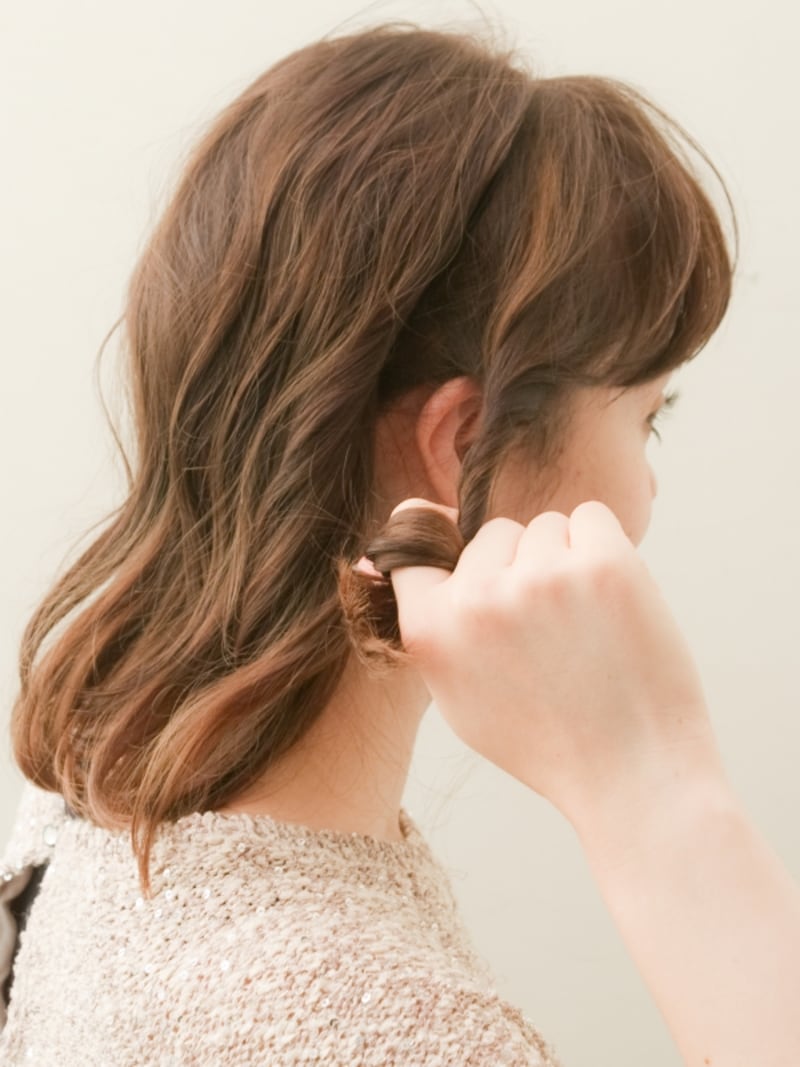 耳前の残した毛からねじり始める