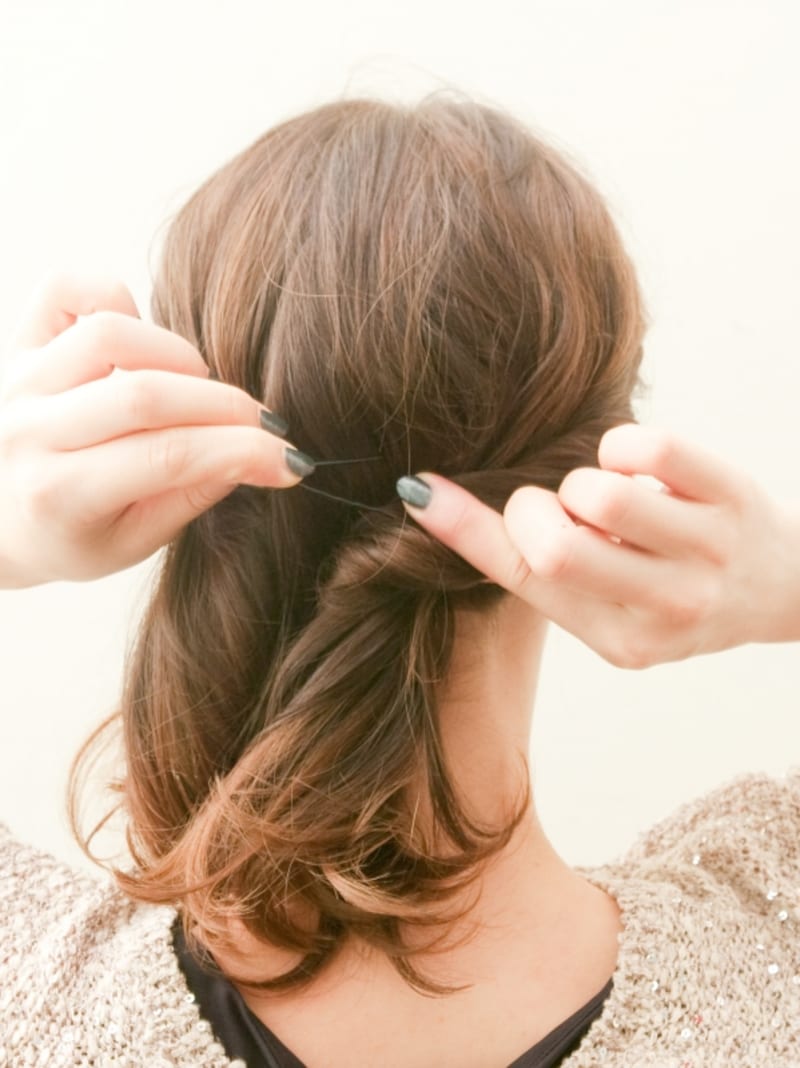 反対側のピンの辺りまでねじる