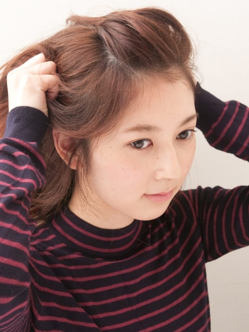 指を大きく開いて握るように