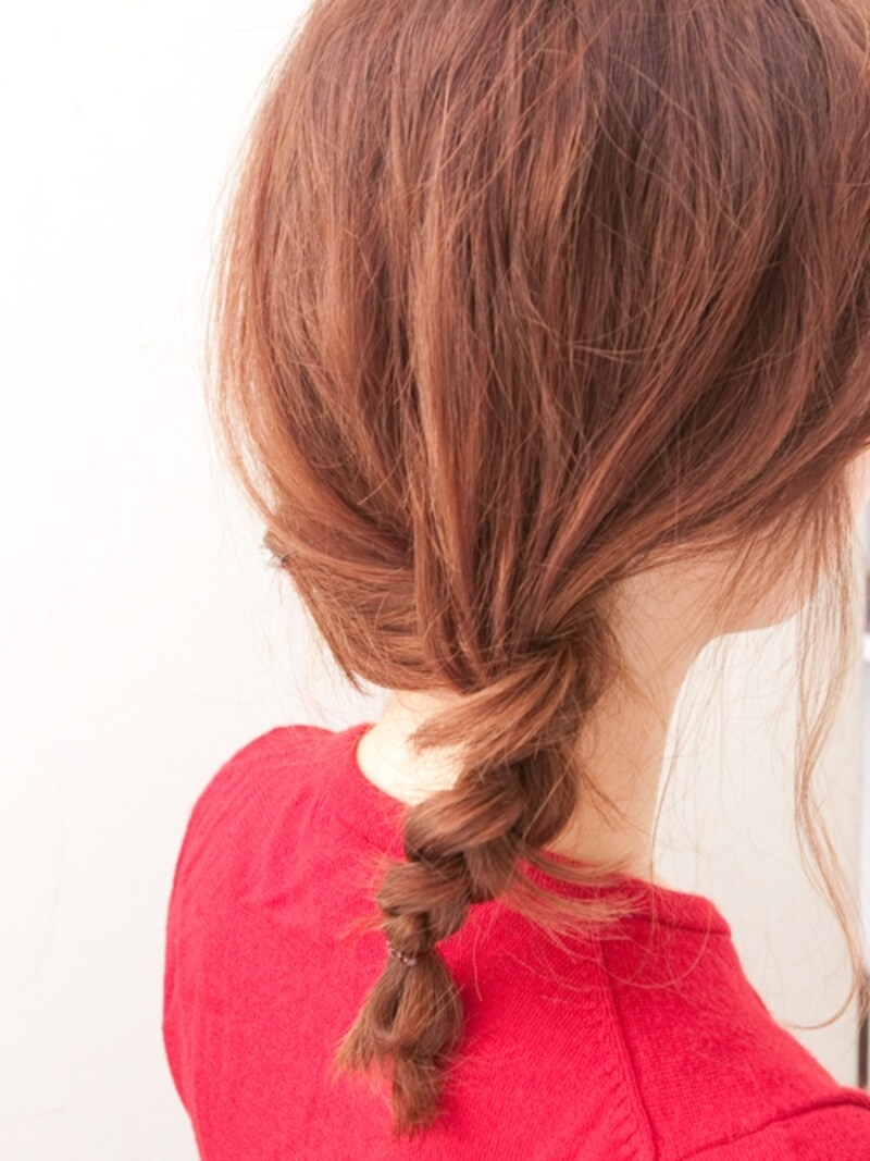 右耳の後ろにおさまるように