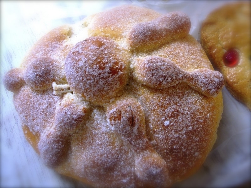 並ぶ骨の中心に頭蓋骨がある姿を模している