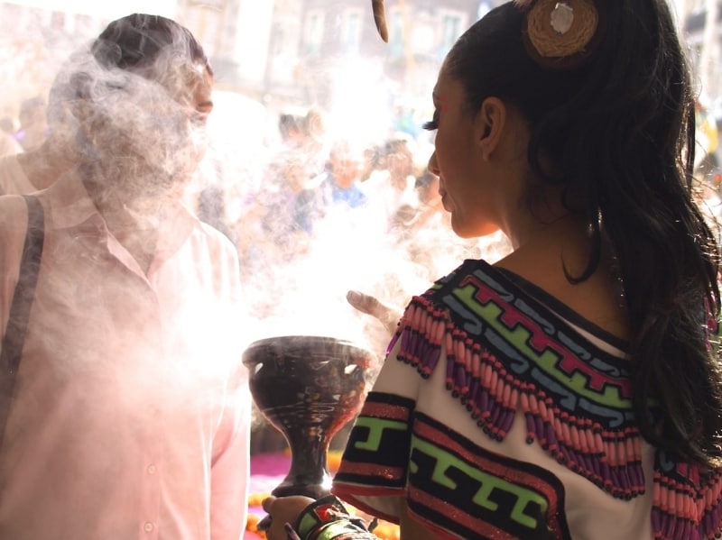 コパルの煙は、お清めやお祓いに使われる