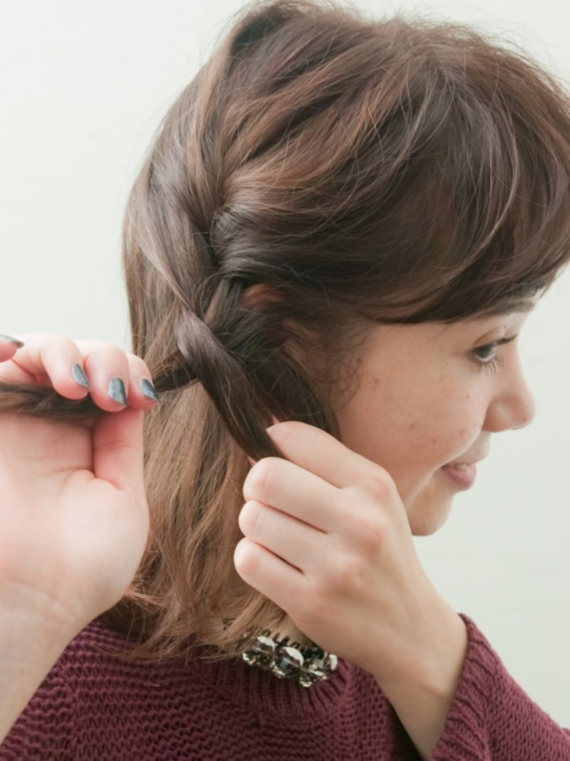 こめかみ辺りから編み始める