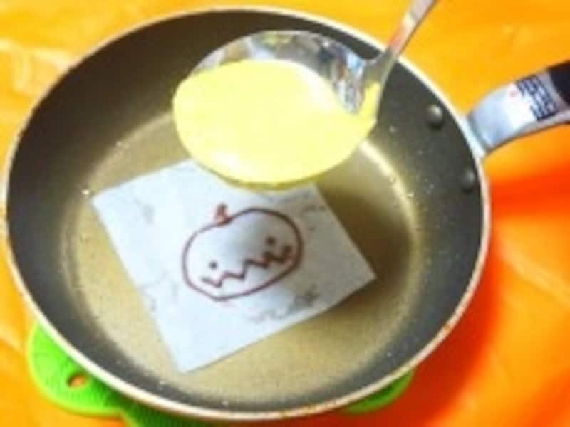 かぼちゃ生地を掛けます。