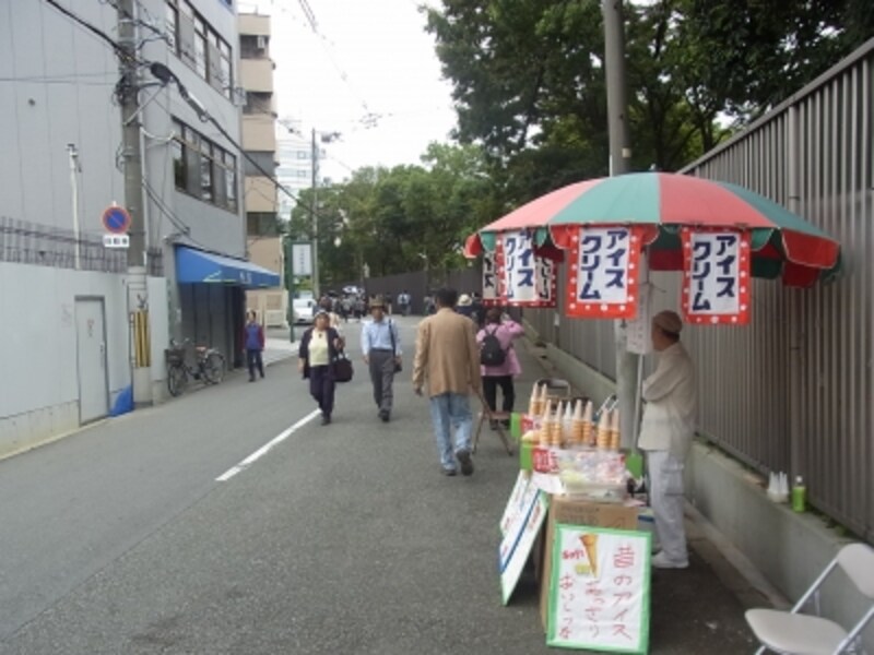 茶臼山北側の露店。