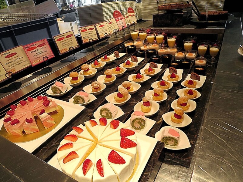 シェフズ ライブ キッチン 生ケーキのブッフェ台