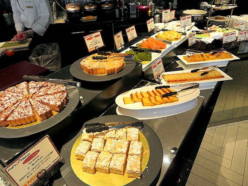 シェフズ ライブ キッチン 焼菓子のブッフェ台